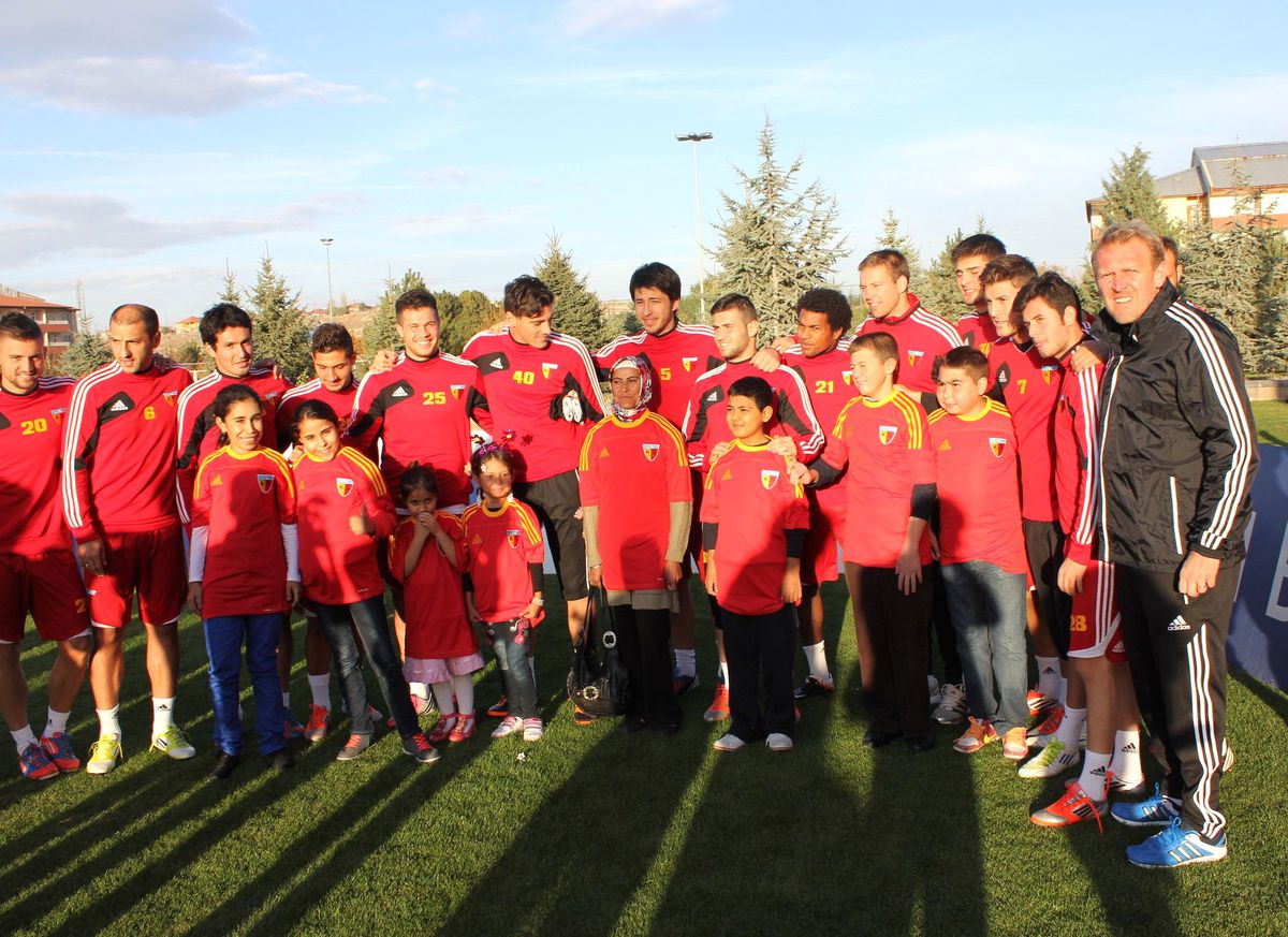Futbolculardan Nakil Bekleyen Çocuklara Destek