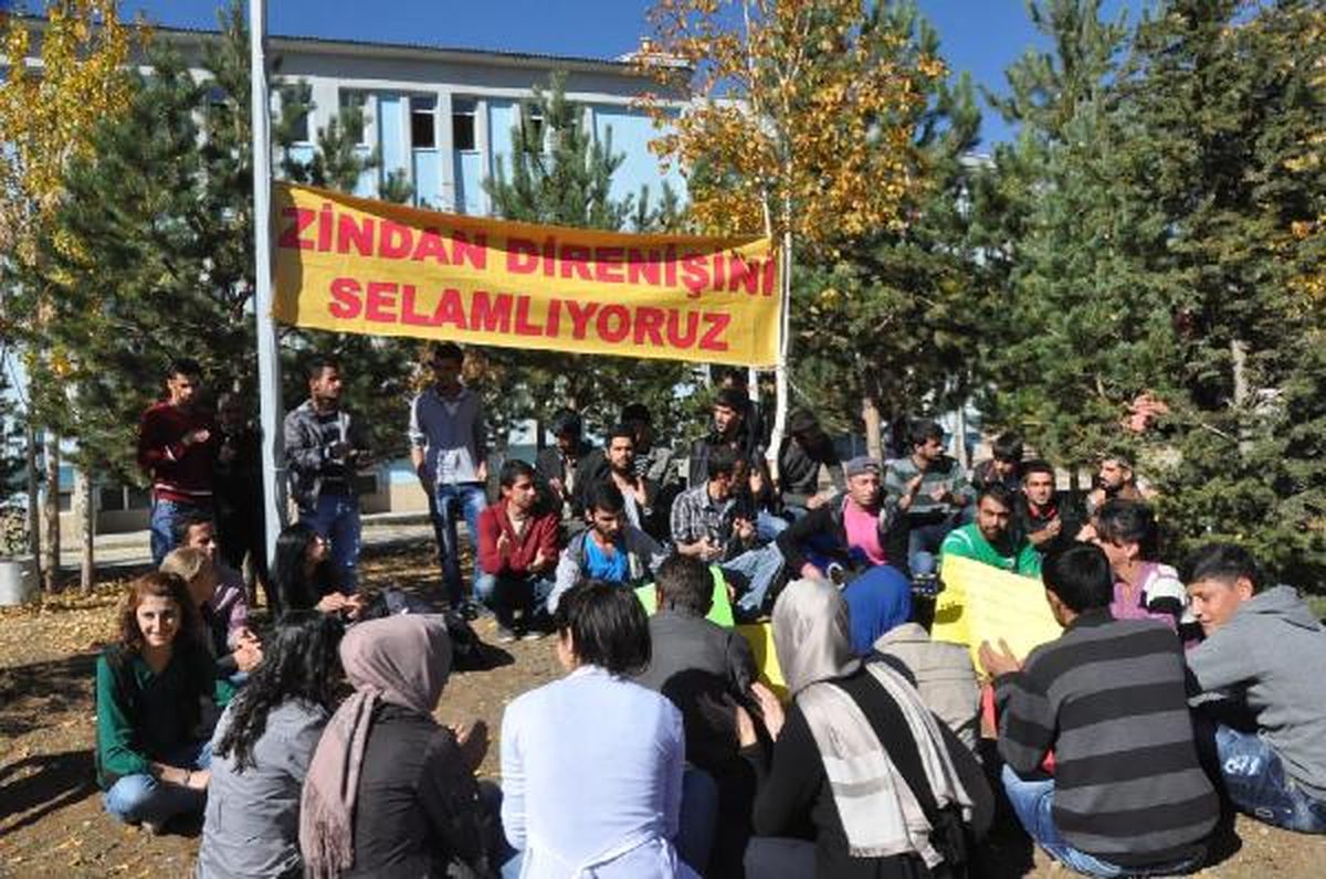 Hakkari\'de Üniversitelilerden Açlık Grevine Destek Eylemi