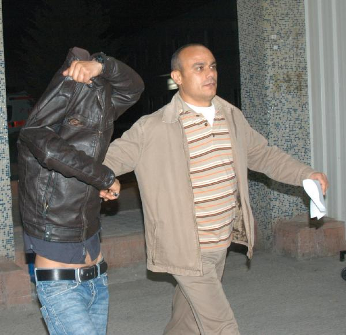 Hırsızlık Şüphelisi Girdiği Dükkanda Etli Ekmek Yerken Yakalandı