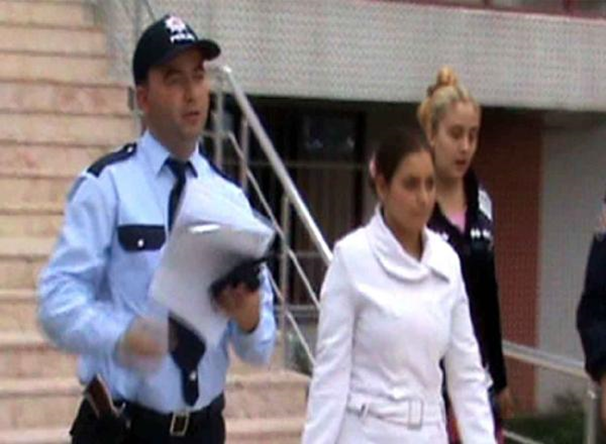 Hırsızlık Yapan İki Kadın Taksiyle Kaçmak İsterken Yakalandı