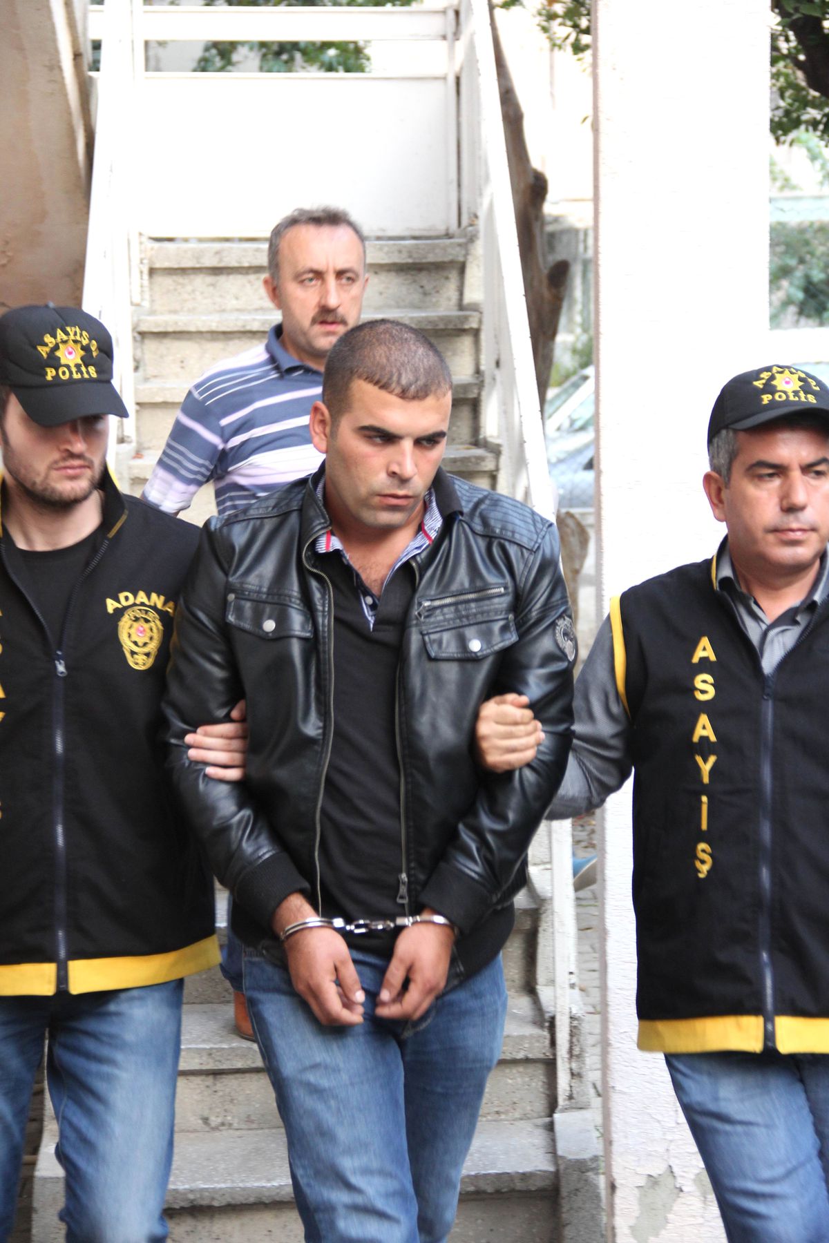 Hırsızlıkla Suçlayan Arkadaşının Boğazını Kesti