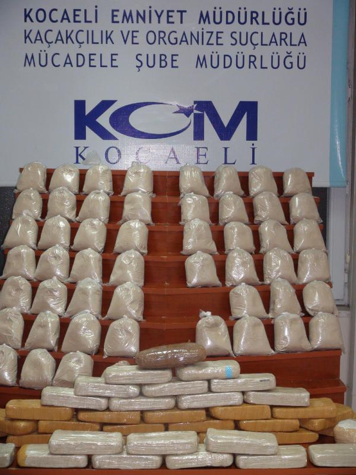 İzmit\'te 3, İstanbul\'da 42 Kilo Eroin Ele Geçirildi; 6 Gözaltı