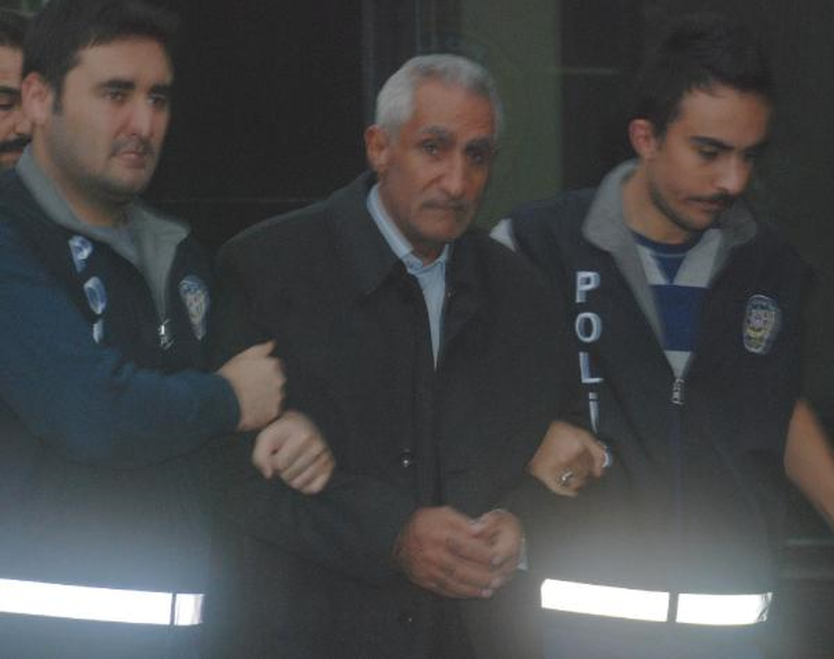 Kadıköy\'de Eşini Öldürdüğü İddia Edilen Katil Zanlısı Adliyeye Sevk Edildi
