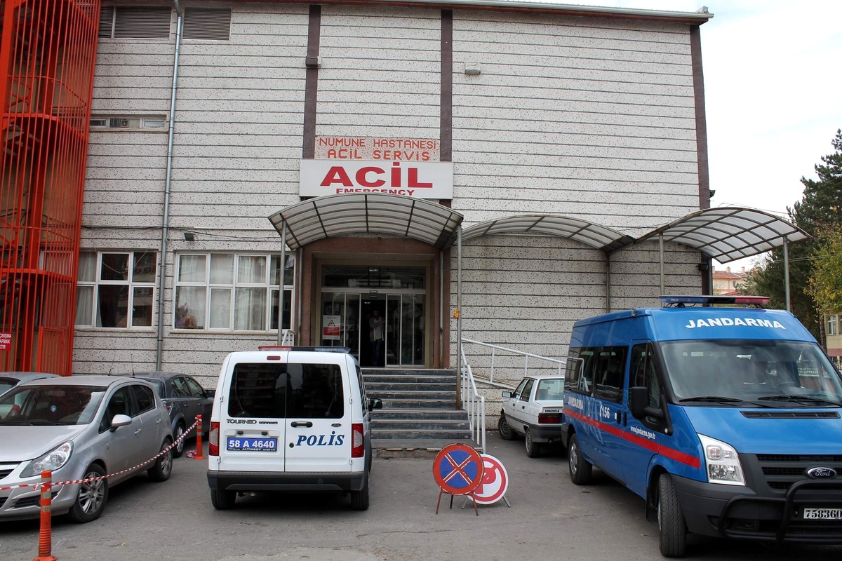 Kamyon ile Otomobil Çarpıştı: 2 Ölü 2 Yaralı