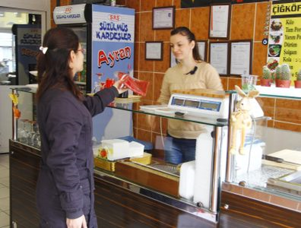 Kırklareli Belediyesi 1500 Adet Bayrak Dağıttı