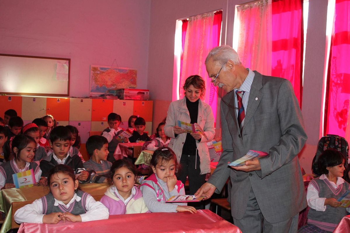 Kızılay Şubesi Başkanı Okullarda Broşür Dağıttı