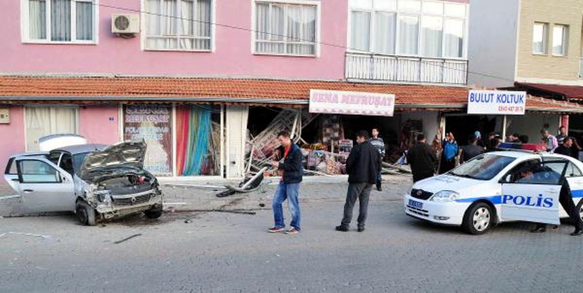 Lastiği Patlayan Araç İşyerine Daldı