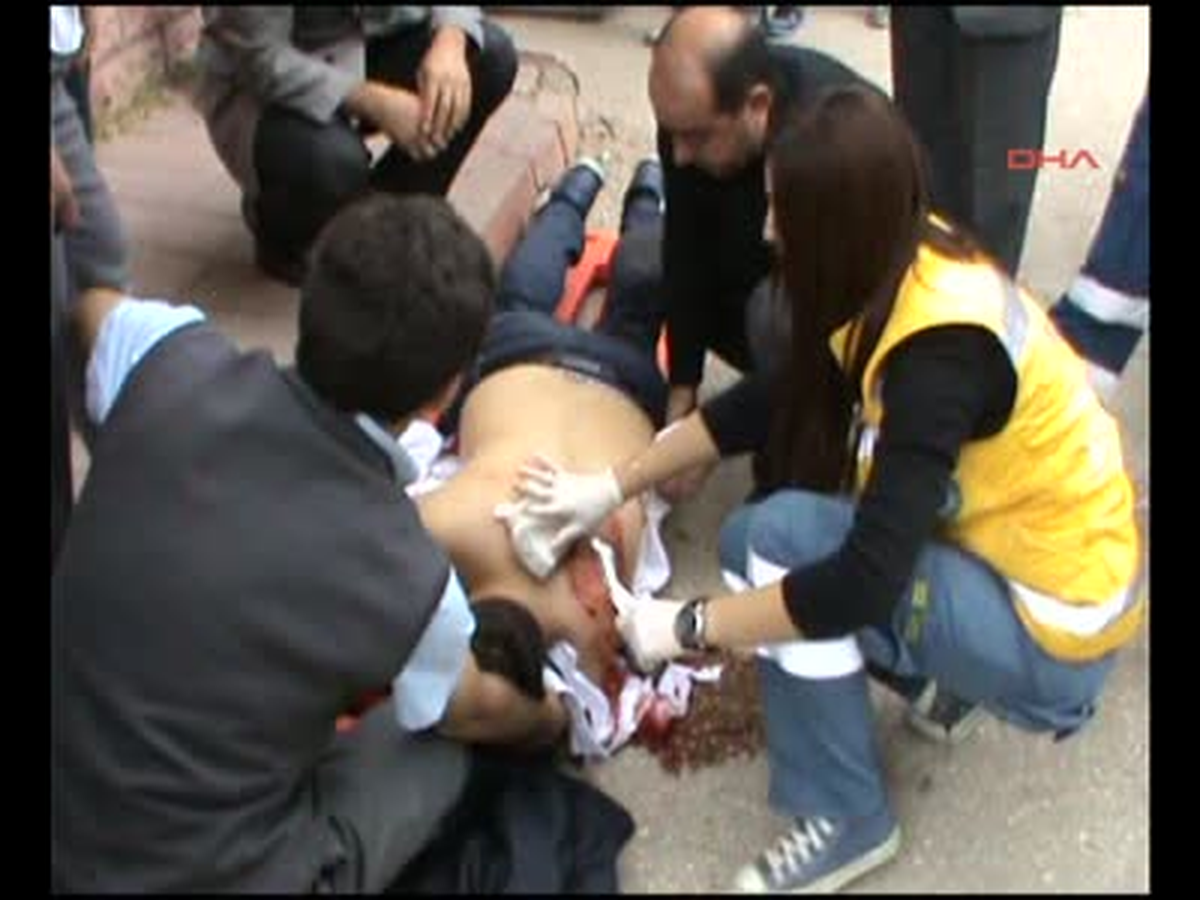 Okul Arkadaşını Sırtından Bıçakladı