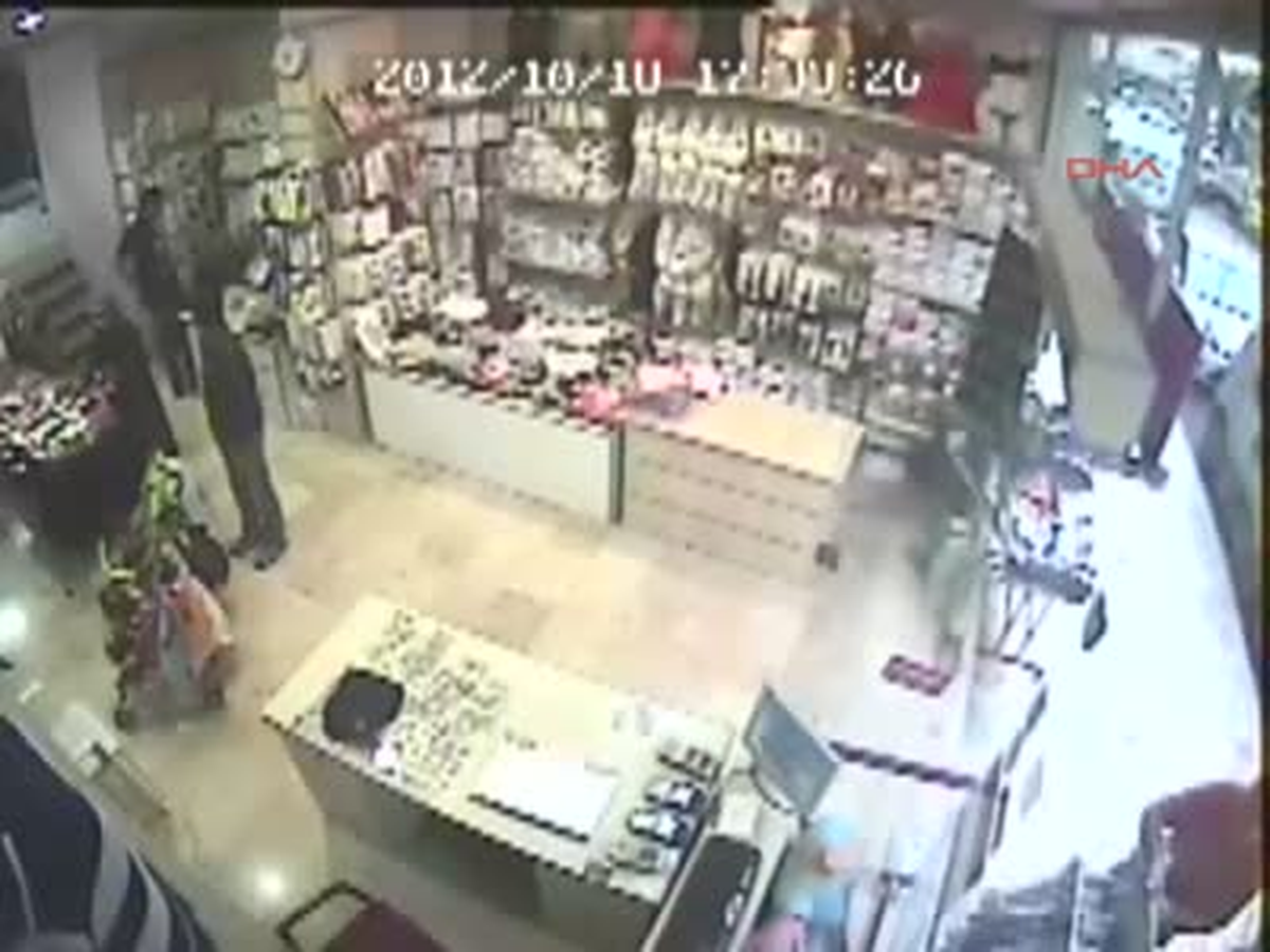 Mağazadaki Hırsızlık Güvenlik Kamerasına Yansıdı