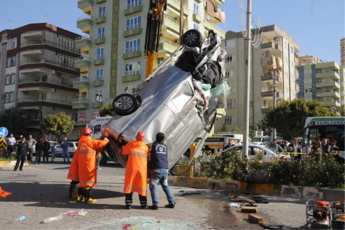 Minibüs ile Otomobil Çarpıştı: 1 Ölü, 1 Yaralı