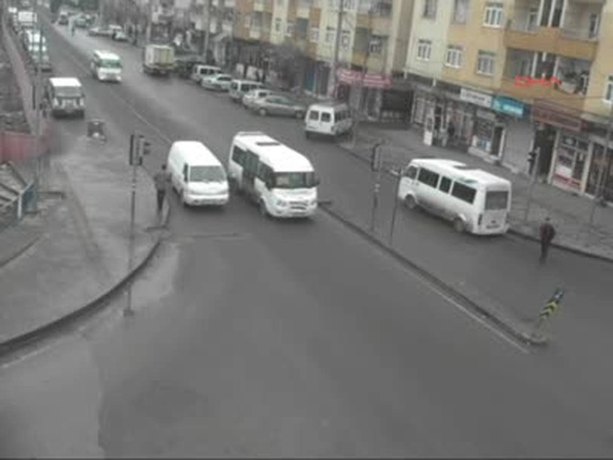 Minibüs Çarptı Metrelerce Uçtu