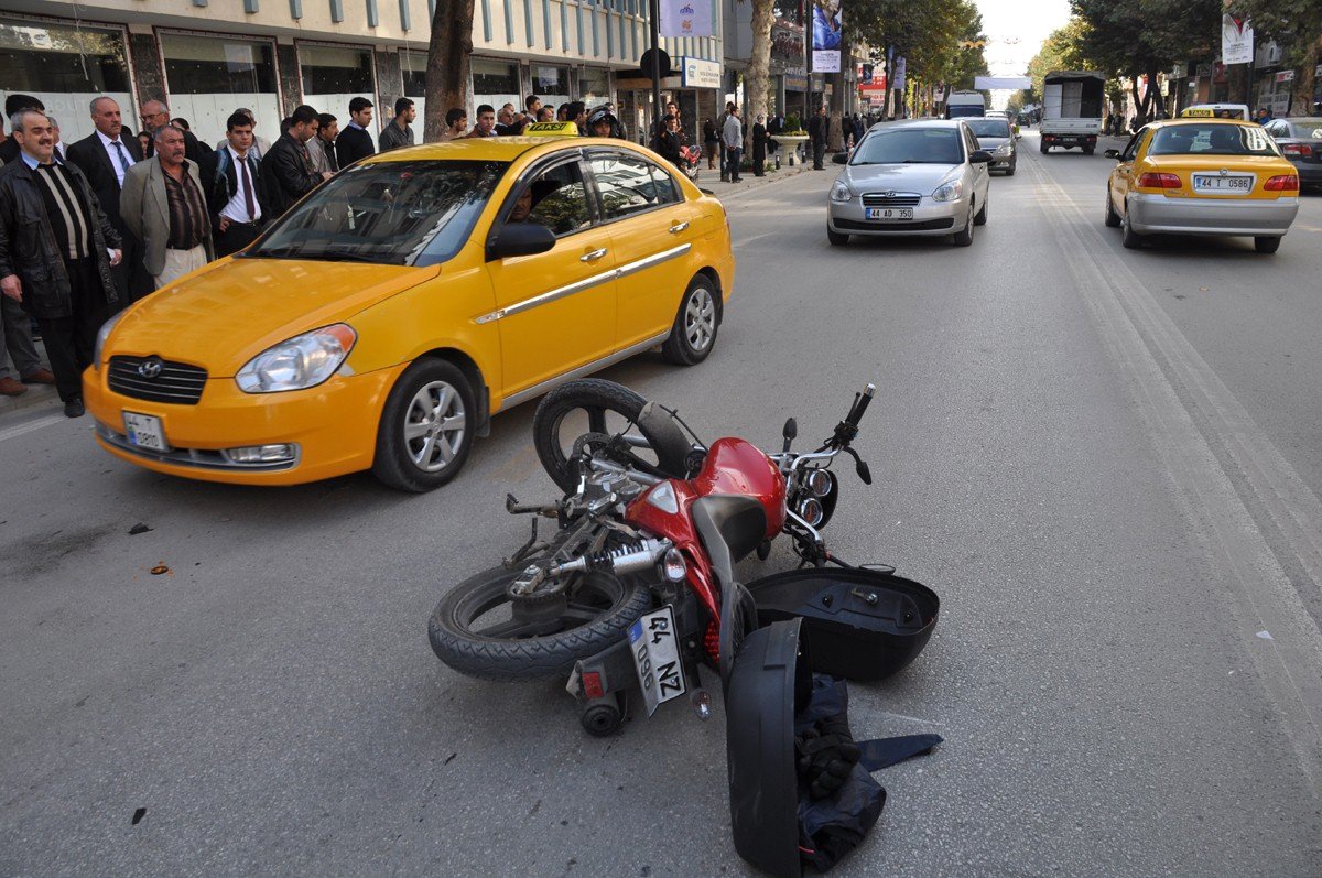 Otomobil ile Motosiklet Çarpıştı: 1 Yaralı