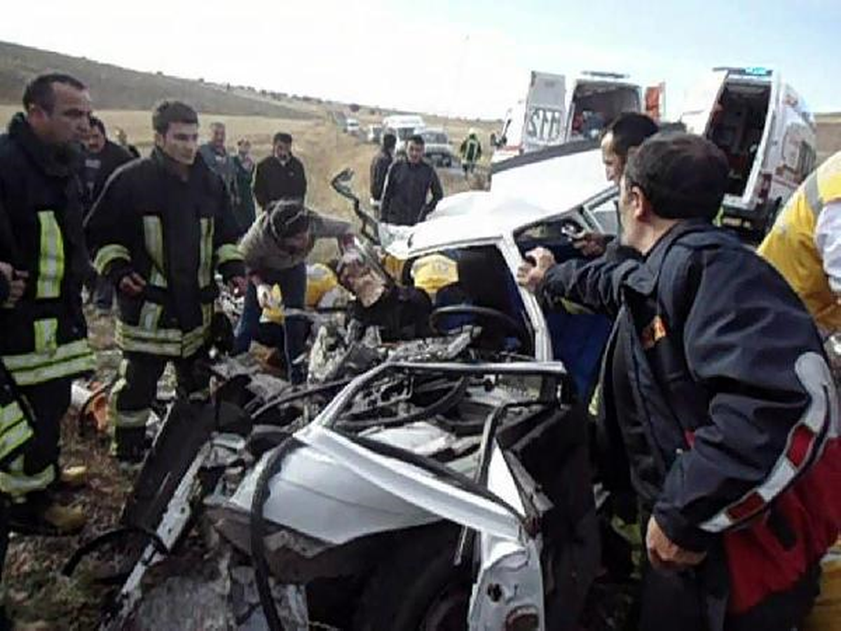 Otomobil Kamyonun Altına Girdi; 2 Ölü, 2 Yaralı