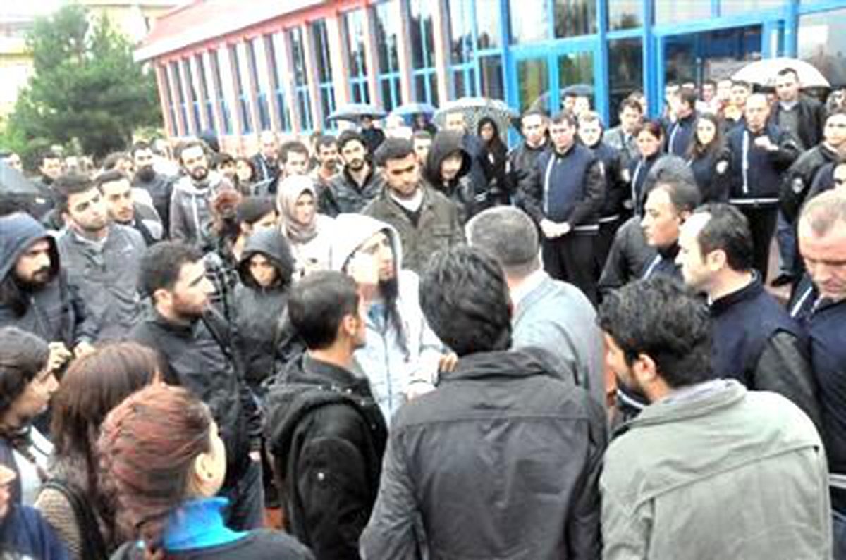 Sakarya Üniversitesi\'nde Açlık Grevlerine Destek Eylemi