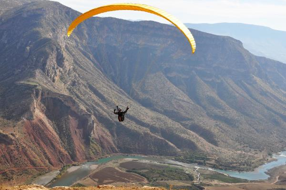 Siirt Valisi, Botan Vadisi\'nde Yamaç Paraşütü ile Uçtu