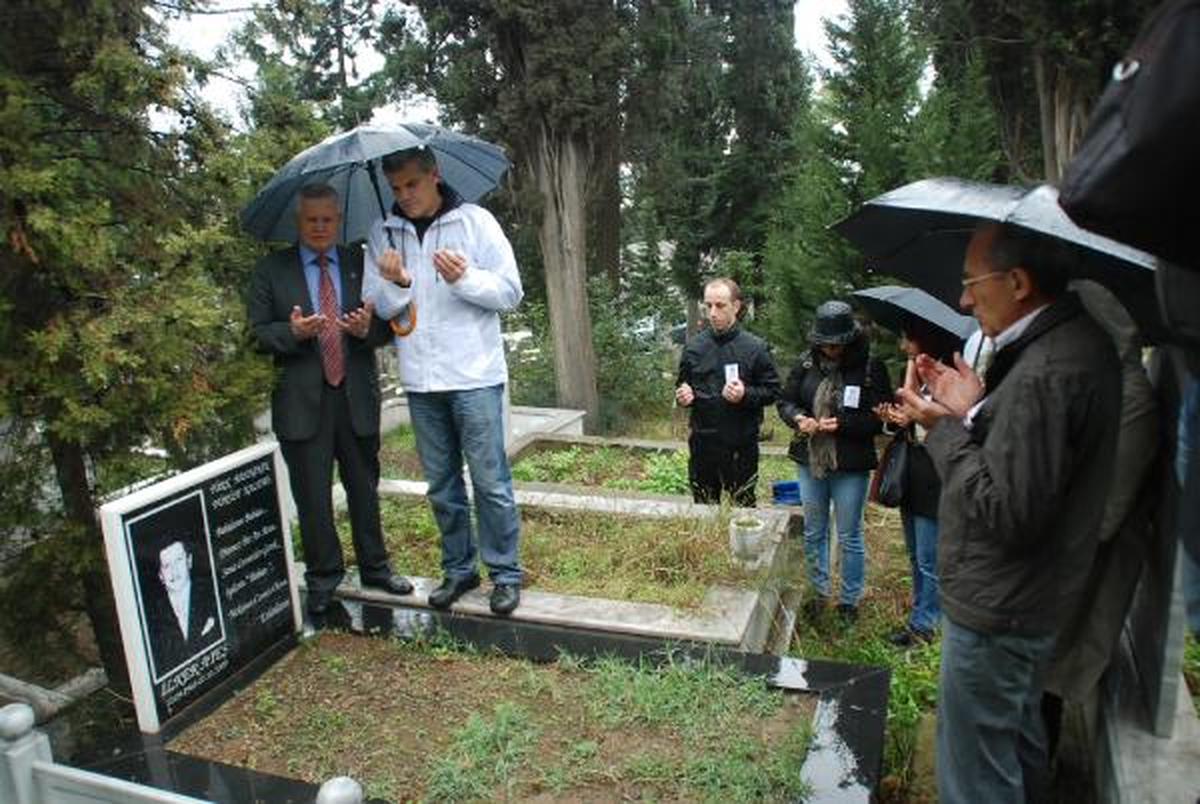 Spor Yazarı İlker Ateş Mezarı Başında Anıldı