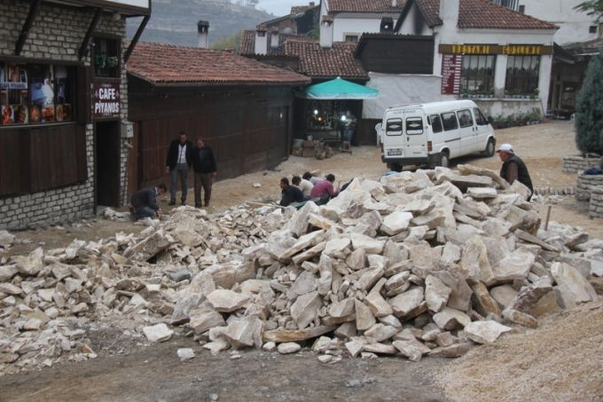 Süha Arın Meydanında Çalışmalar Sürüyor