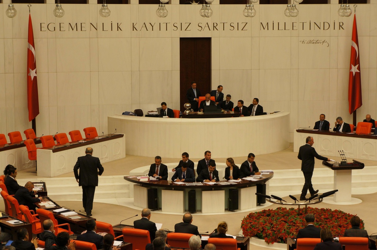 TBMM\'de \'Büyükşehir Belediye Yasa Tasarısı\' Gerginliği
