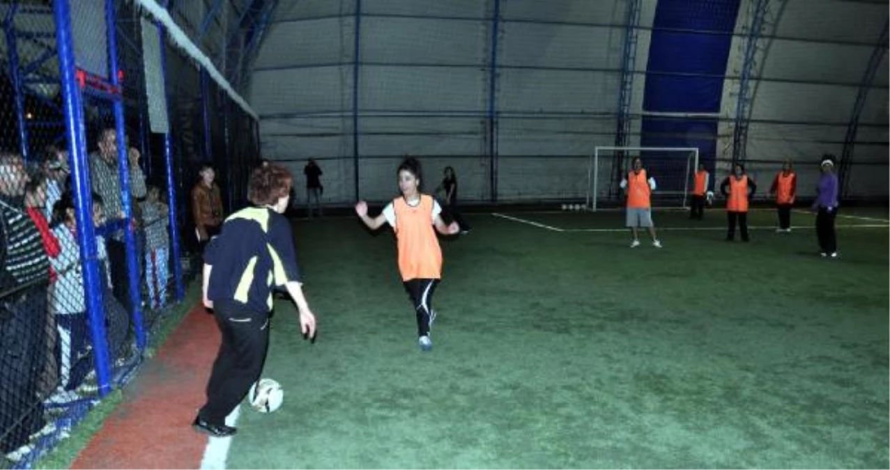 Tunceli\'de Kadınlardan Halı Sahada Futbol Maçı