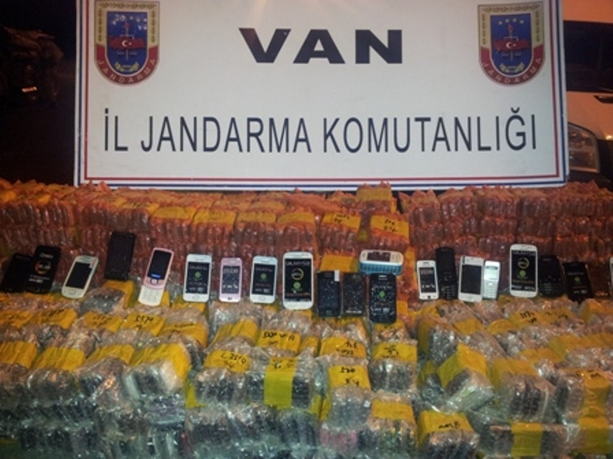 Van\'da Kaçak Cep Telefonu ile Sigara Operasyonu