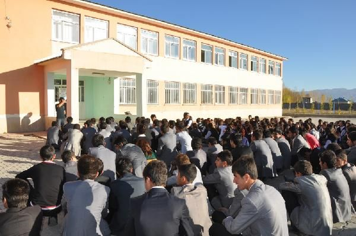Yüksekova\'da Yakılan Liseye Öğrencileri Sahip Çıktı