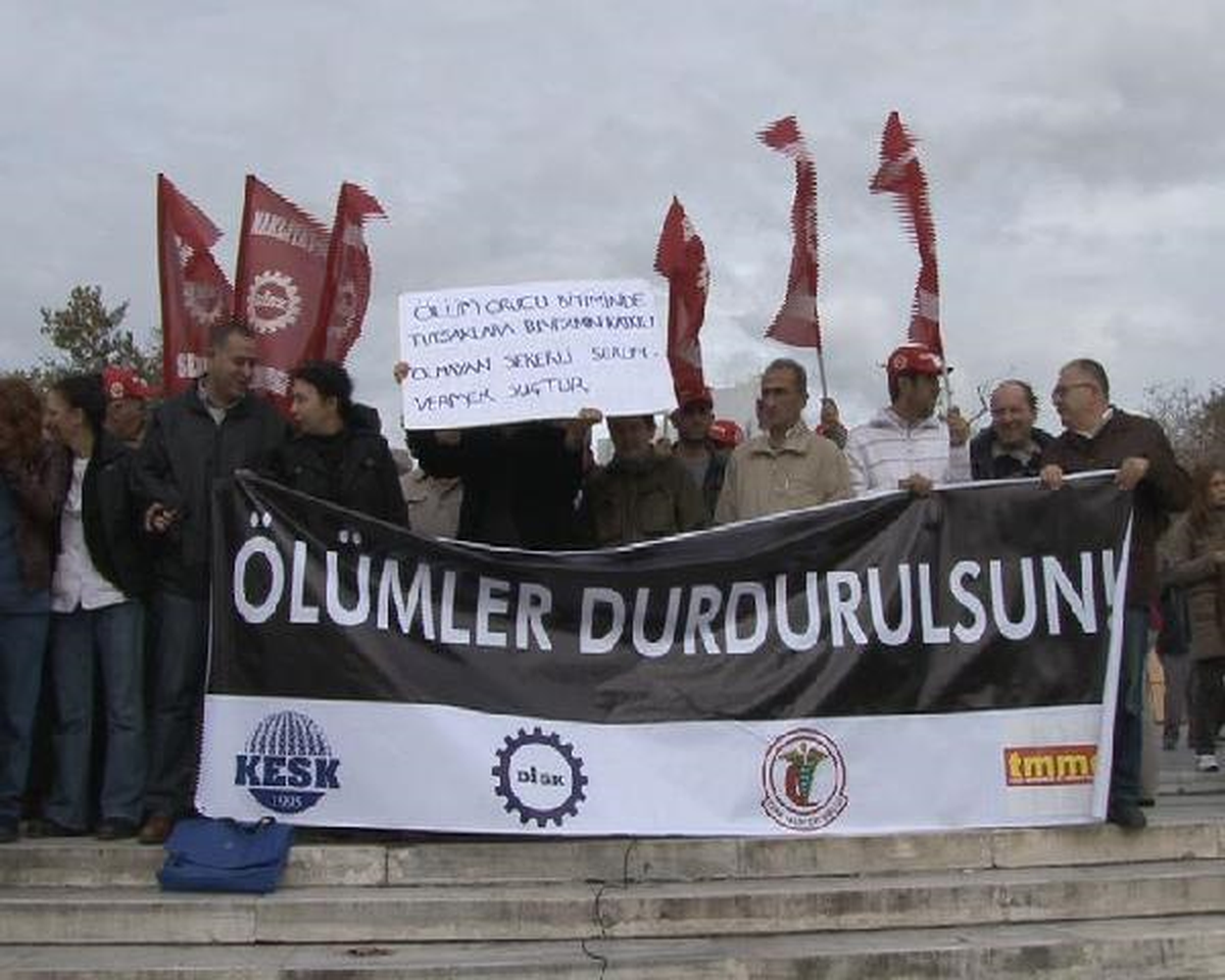 Açlık Grevlerine Dikkat Çekmek İçin Taksim\'de Oturma Eylemi Yaptılar