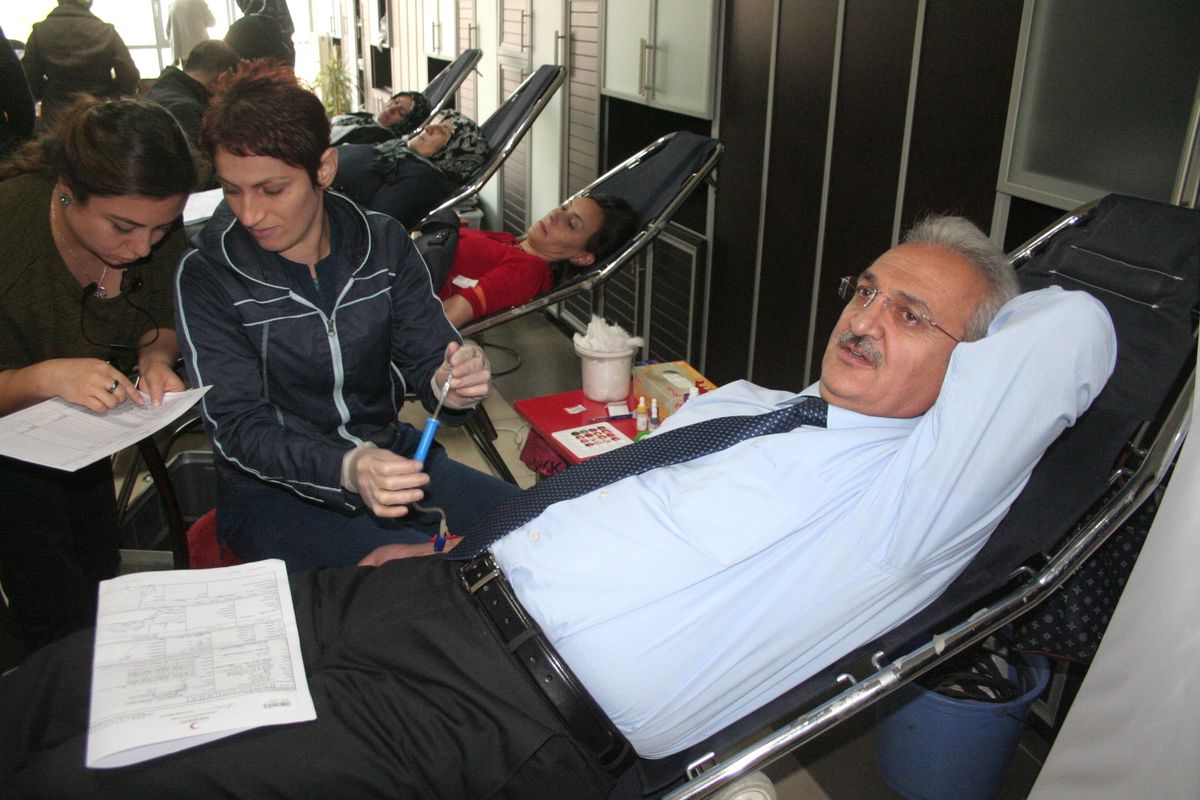 AK Parti\'den Kızılay\'a Kan Bağışı