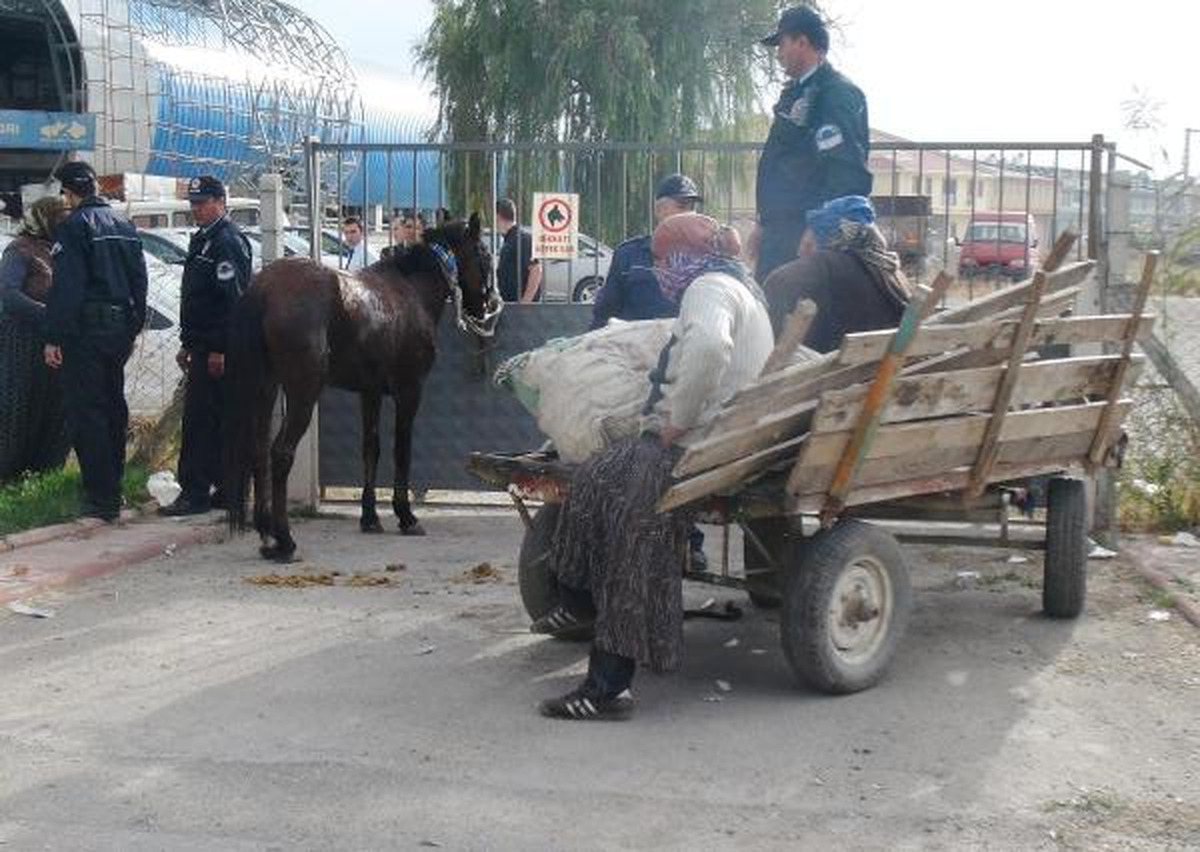 At Arabasını Teslim Etmek İstemeyen 4 Kadın, Polise Direndi