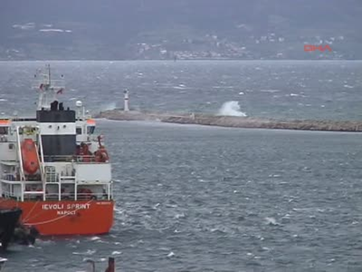 Bandırma\'da Fırtına Deniz Ulaşımını Engelledi