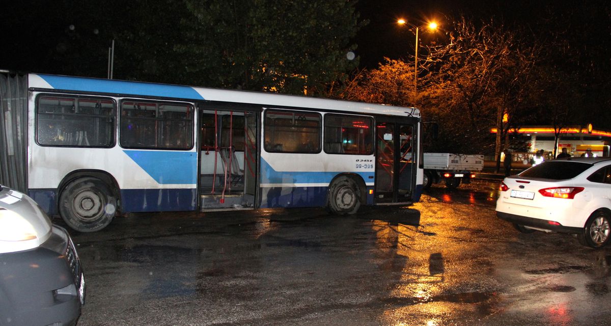 Belediye Otobüsü, Orta Refüjdeki Ağaca Çarptı: 1 Yaralı