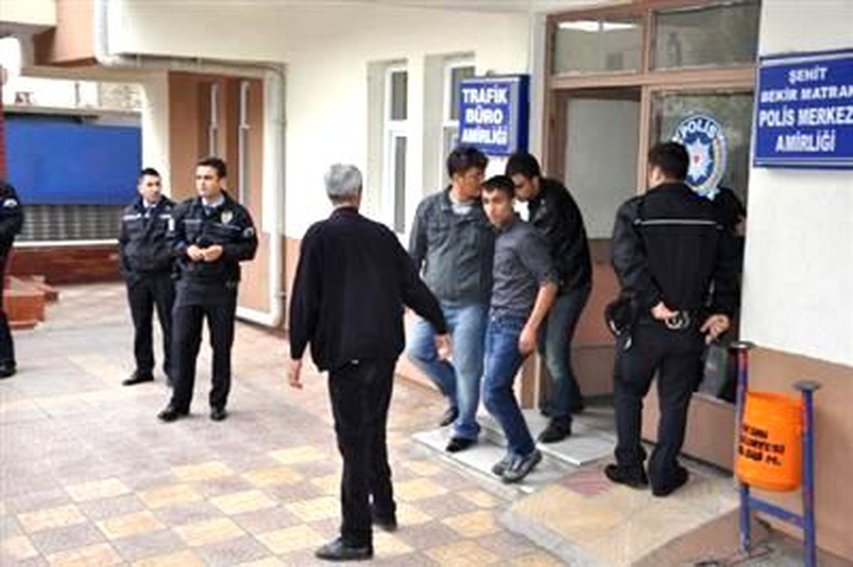Besni\'de Hırsızlık Şüphelisi 2 Kişi Yakalandı