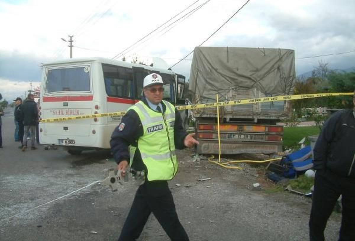 Burhaniye\'de Yolcu Midibüsü ile Kamyonun Çarpışması