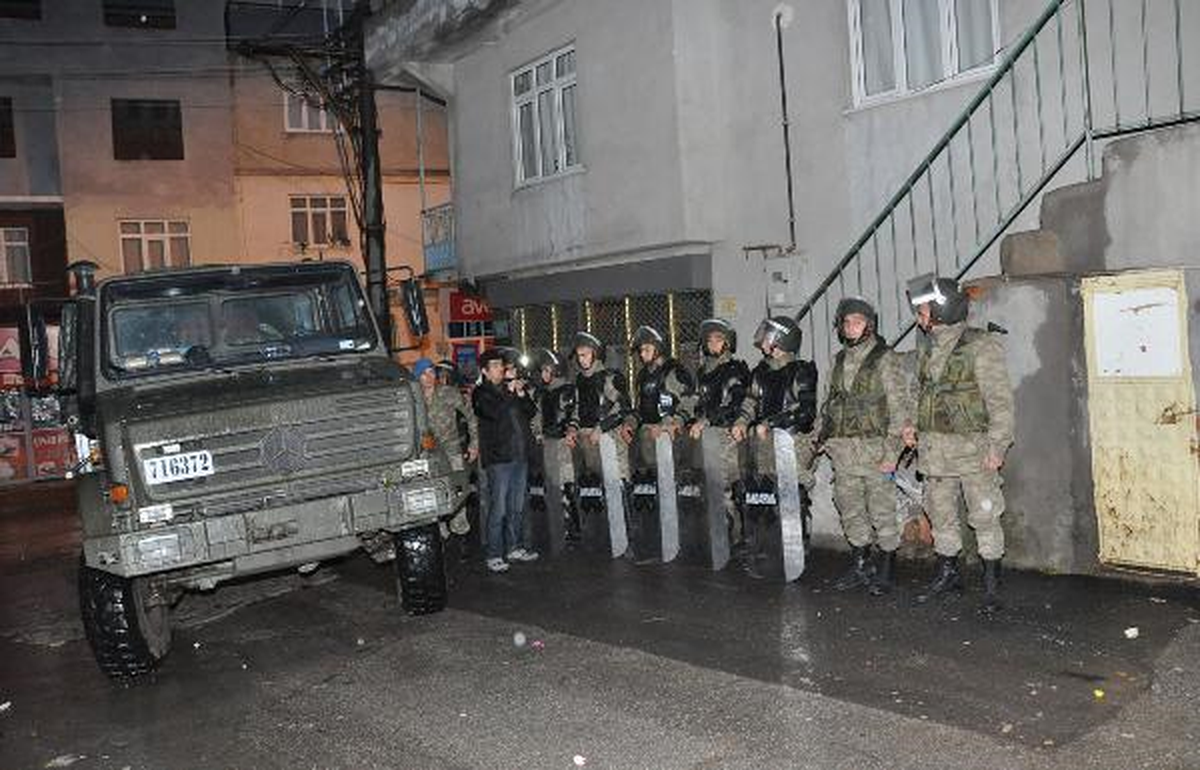 Bursa\'da Operasyona Karşı Sokak Tabelaları Değiştirilen Mahalleye Baskın: 13 Gözaltı