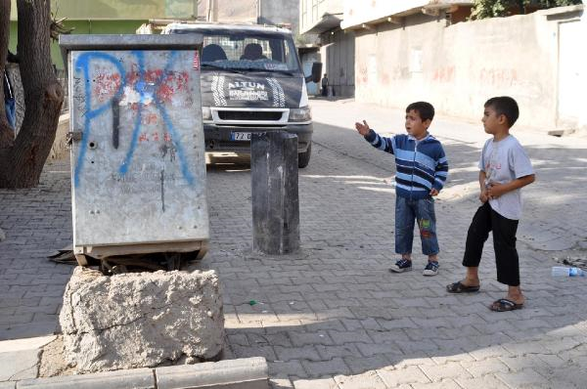 Cizre\'de Göstericiler Mobese Kamerasının Bulunduğu Direği Kesti