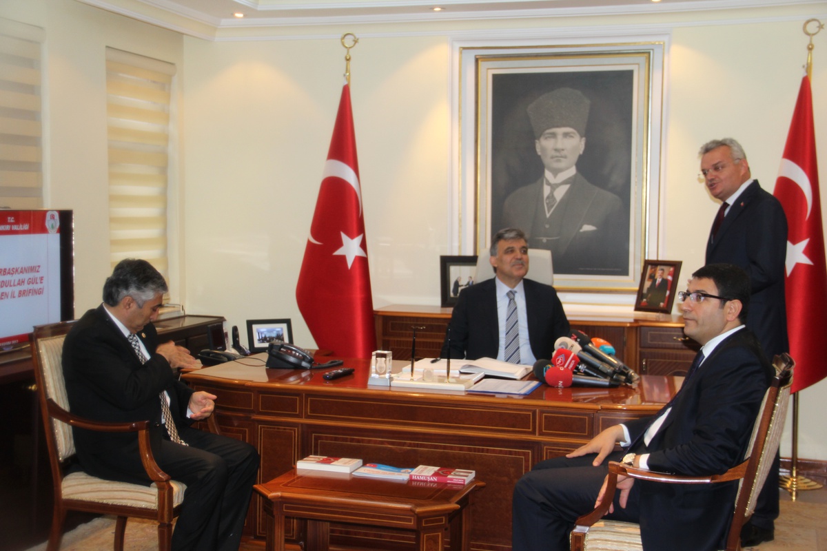 Gül Hediye Kabul Etmeyince Öğrencilere Burs Verildi
