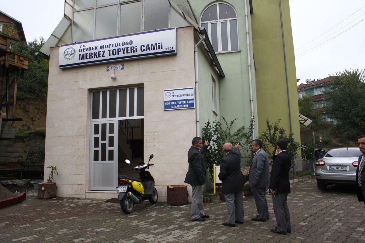 İlçe Müftüsü Nurgün Topyeri Camisinde İncelemelerde Bulundu