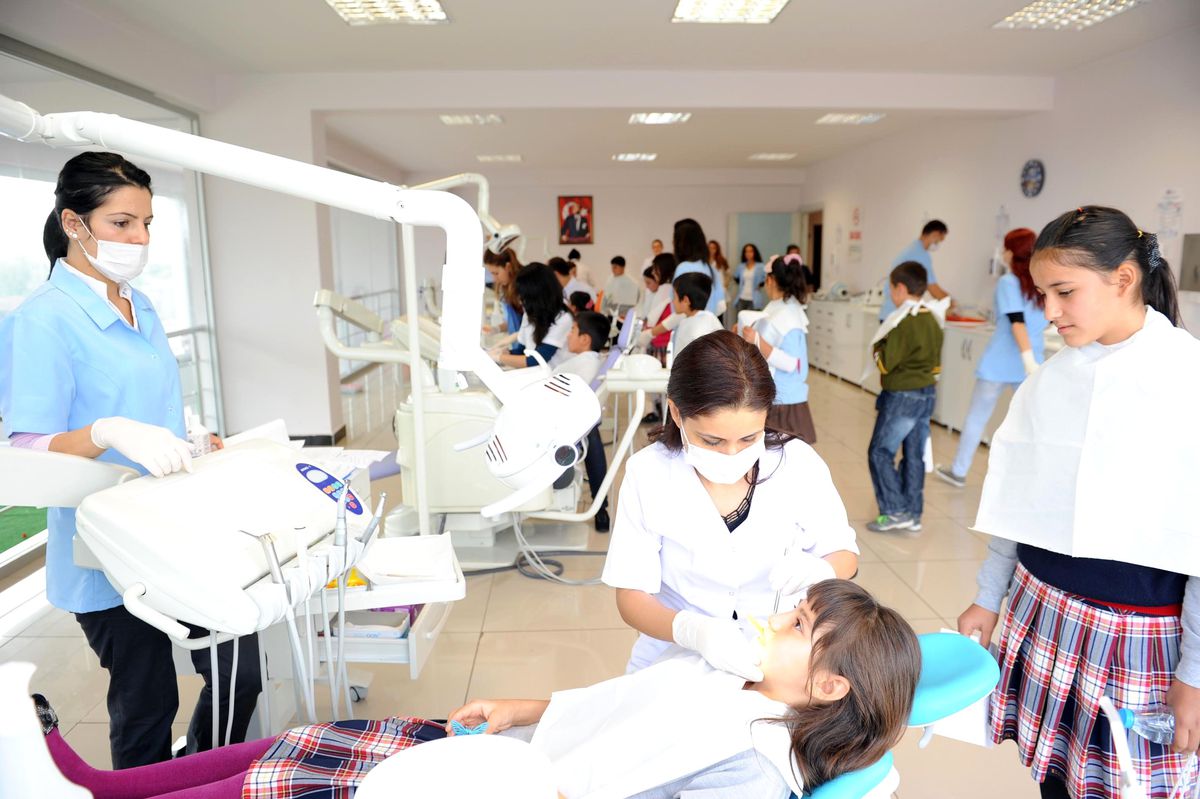 İlköğretim Öğrencilerine Diş Bakımı