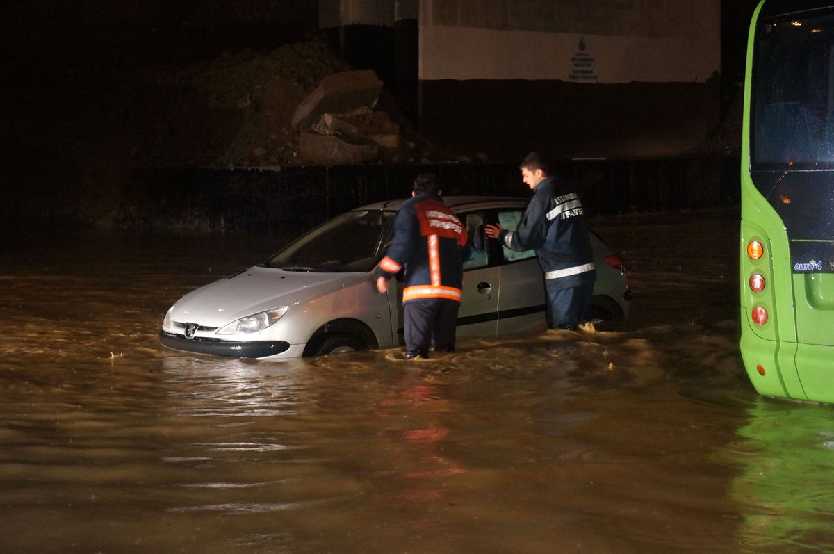 Kağıthane\'de Yağmur Sularının Biriktiği Yolda Mahsur Kaldılar