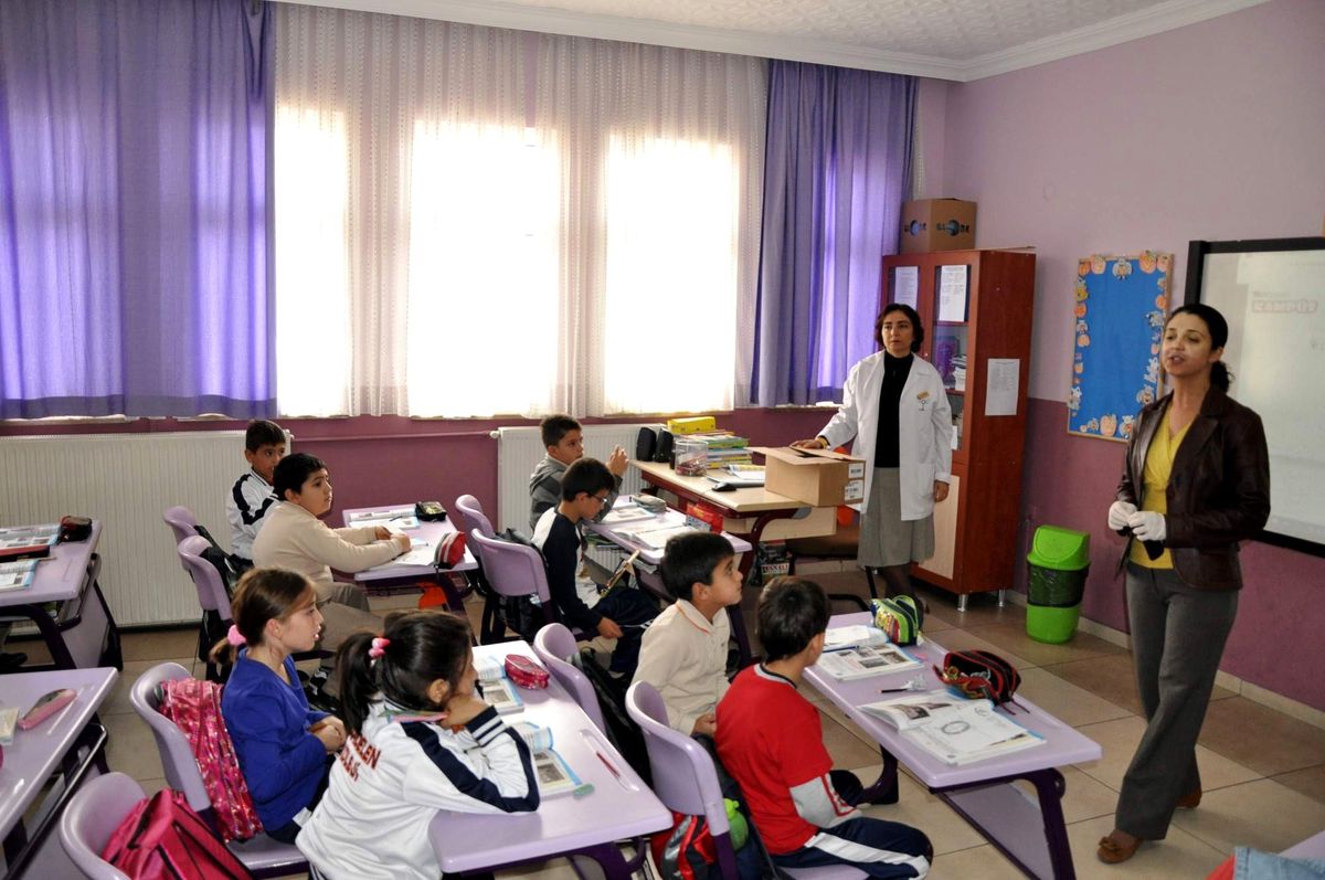 Kardelen Koleji\'nde Diş Taramaları Devam Ediyor