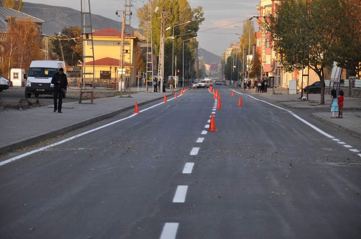 Kars\'ta Belediye Tamamlanan Asfaltın Yol Şeritlerini Çiziyor