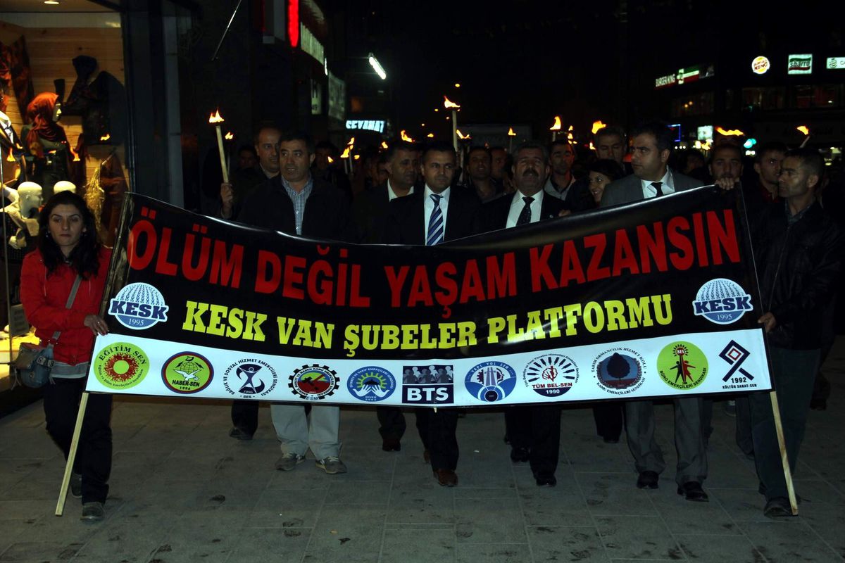 Kesk\'ten \'Açlık Grevi\' İçin Meşaleli Yürüyüş