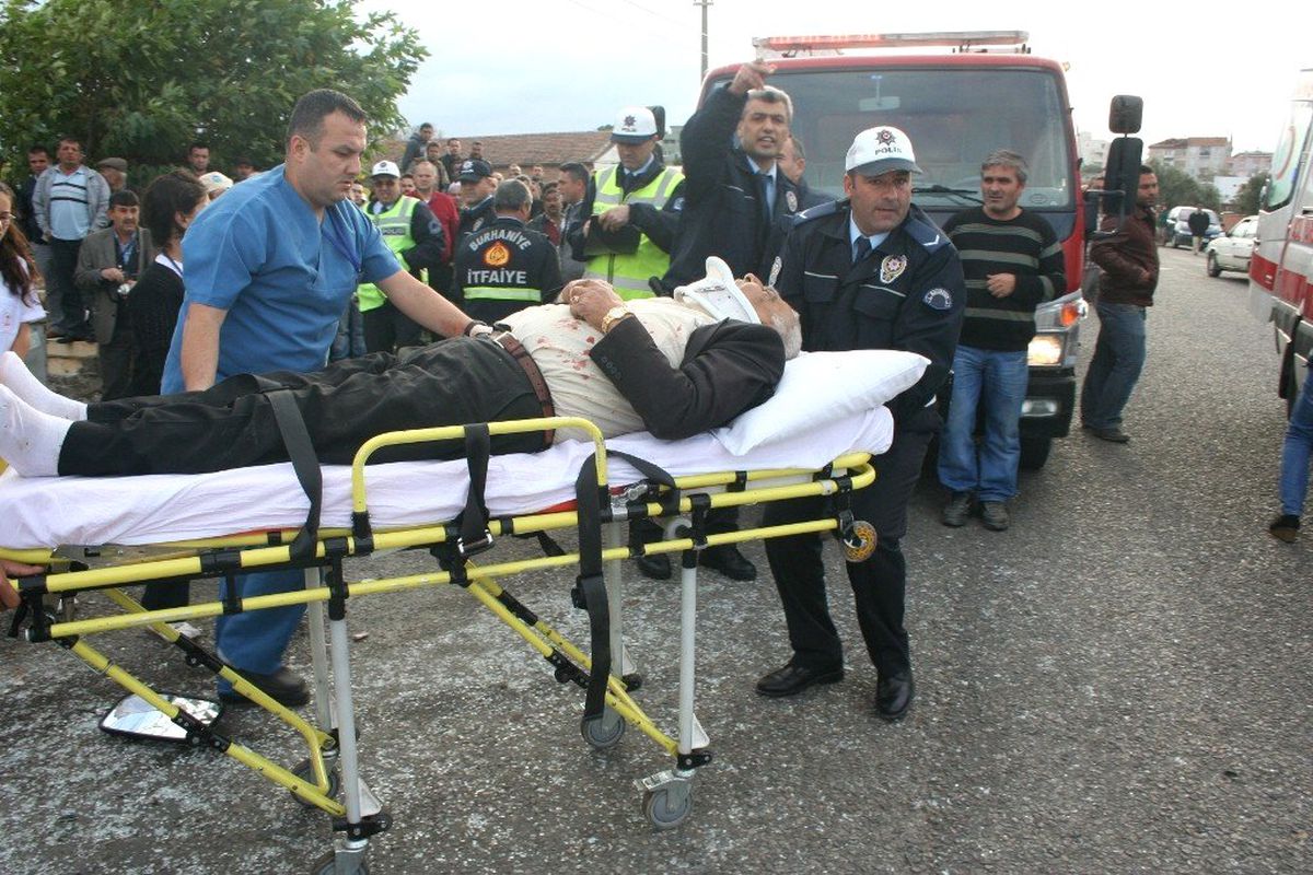 Minibüs ile Kamyon Çarppıştı: 18 Yaralı