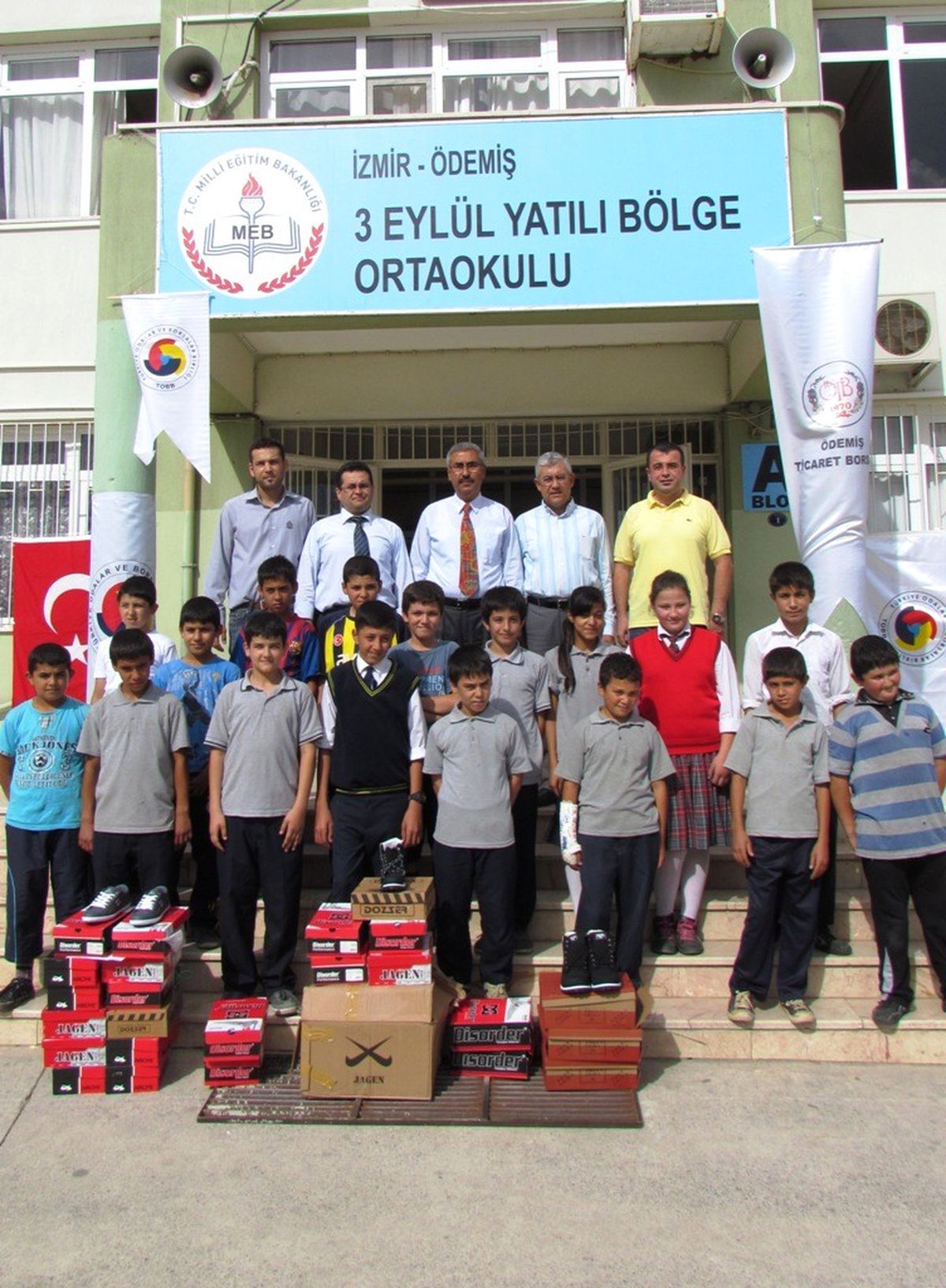 Ödemiş Ticaret Borsası\'ndan Öğrencilere Giyim Yardımı