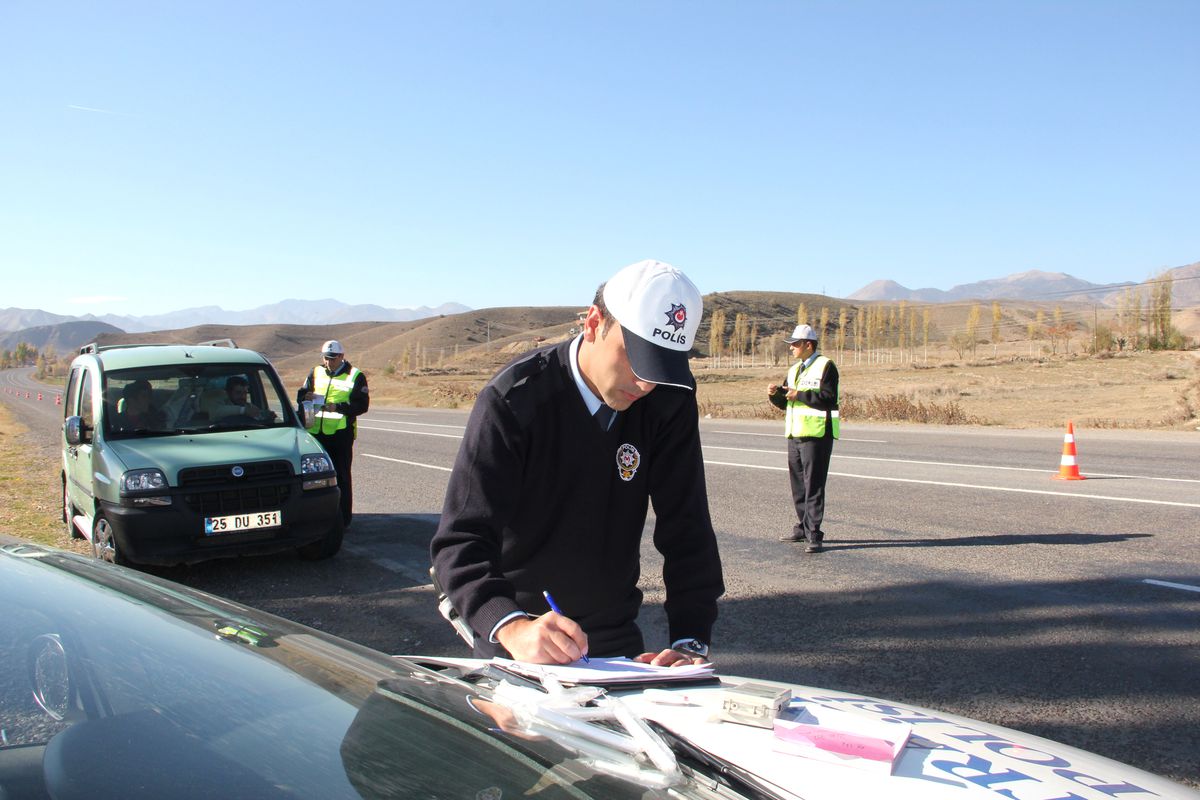 Oltu\'da Trafik Ekipleri Sürücüleri Hız Konusunda Uyarıyor