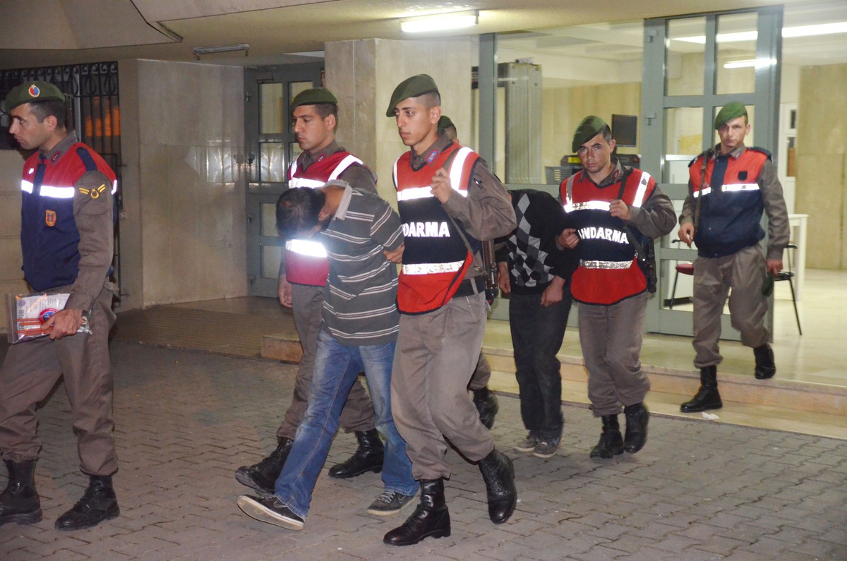 Otoyolda Fens Teli Çalarken Yakalandılar
