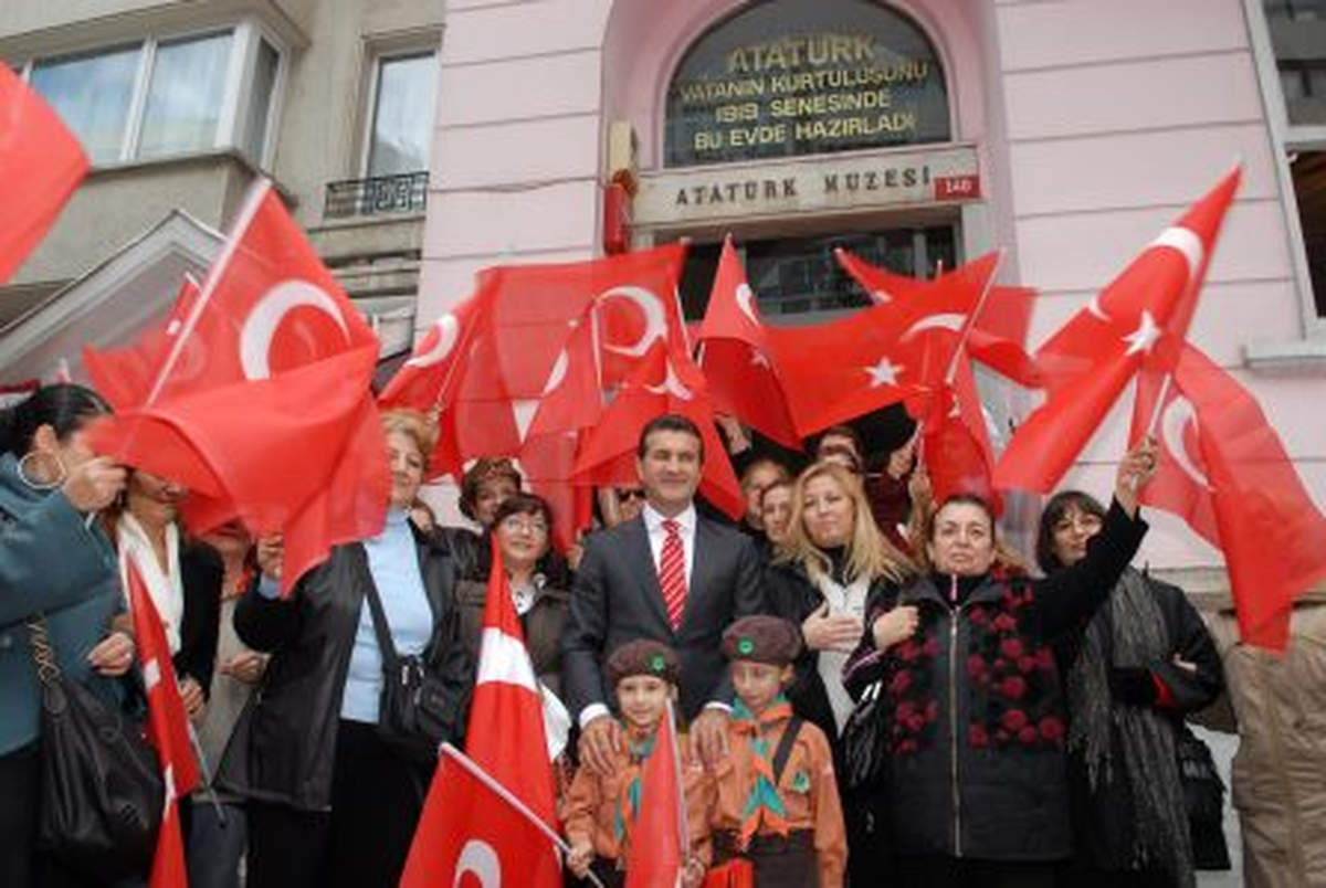 Şişli\'de "Atatürk\'e Saygı Yürüyüşü"