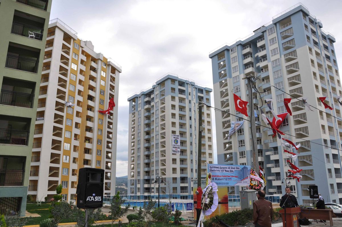 Uydukent\'te Mutlu Sona Doğru