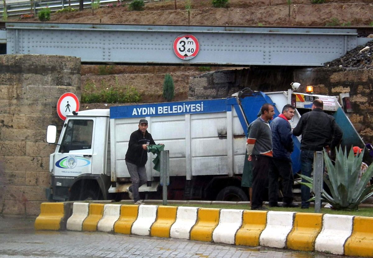 Virajı Alamayan Çöp Kamyonu Köprüye Çarptı: 2 Yaralı