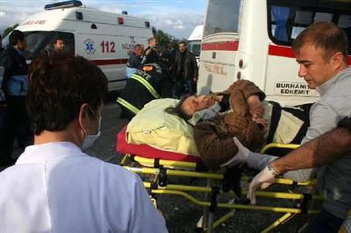 Yolcu Minibüsü Kamyonla Çarpıştı: 18 Yaralı