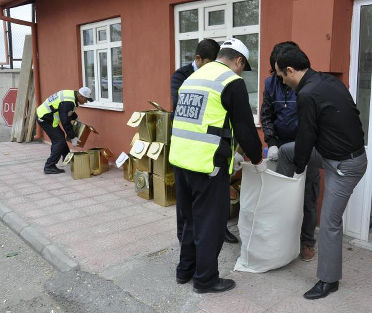 Zeytinyağı Tenekesinde Esrar Sevkiyatı